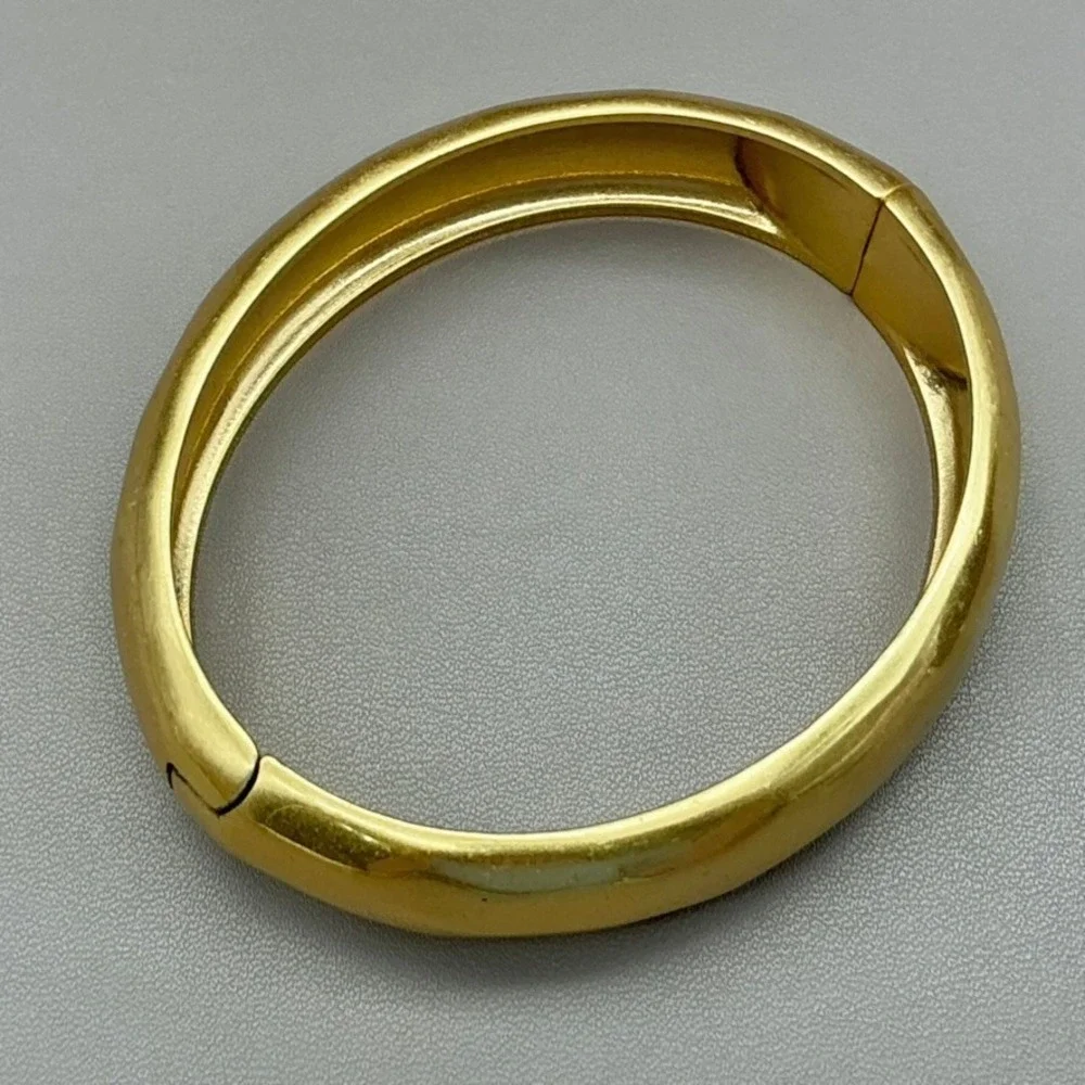Stella & Dot Bracelet Womens Gold Tone Hinged Bangle Hammered Cuff 7 Inches